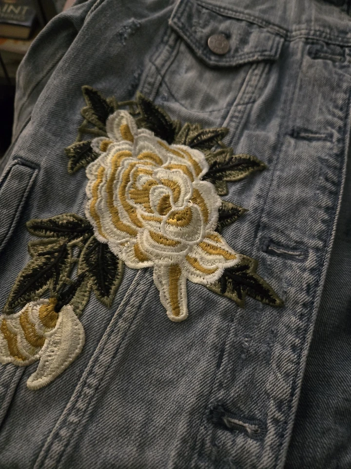 Chaqueta vaquera informal de manga larga con parches florales para mujer Foto 1 de 3