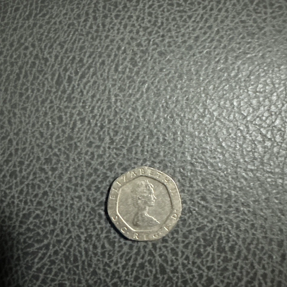 1982 20p Twenty Pence Coin. First year of mint. Queen Elizabeth II - Image 1 of 2