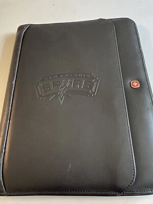 Cartera de cuero negro en relieve Wenger Swiss Gear San Antonio Spurs Foto 1 de 4
