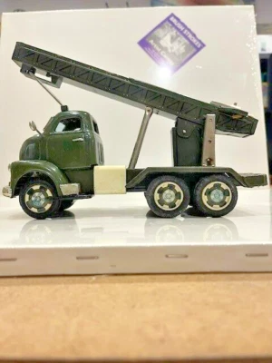 2452 - 1950's US Army Green Tin Friction Rocket Launcher Truck! Good Condition! - Image 1 of 4