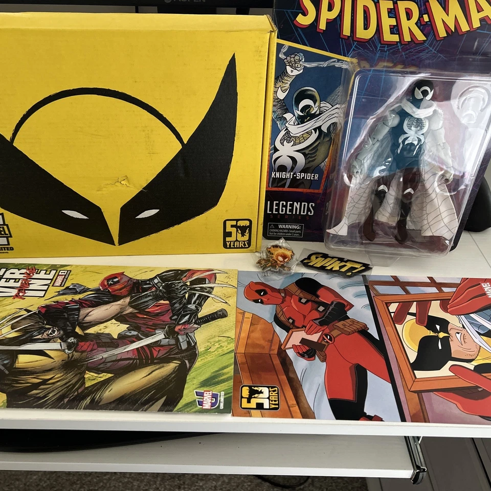 Caja de membresía Marvel Unlimited Plus (2024) Wolverine Box con figura de Knight-Spider Foto 1 de 4