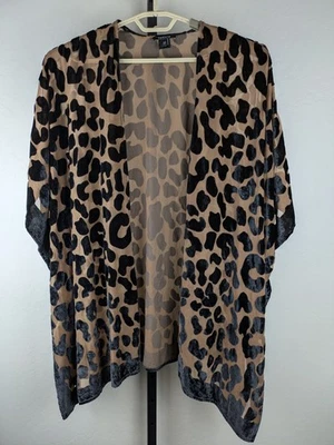 Kimono Torrid 1/2 Burnout Velvet estampa de leopardo animal marrom preto  - Imagem 1 de 4