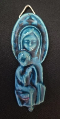 Colgante religioso católico vintage de cerámica turquesa María y el Niño Jesús Foto 1 de 2