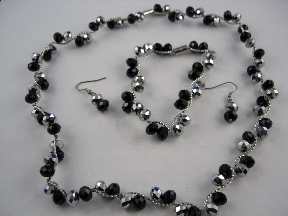 Glasperlen Schmuckset Kette, Armband und Ohrringe versetzte Perlen Anordnung - Bild 1 von 1