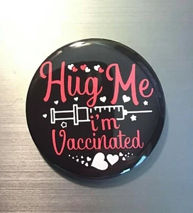 HUG ME I'M VACUNADO PIN BOTÓN 2,25 in Vacuna Vacuna Pandemia Vax Mamá - Imagen 1 de 1