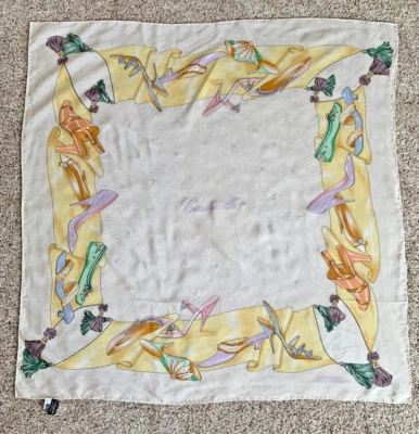 Cachecol de seda vintage Moschino Cinderella Shoes quadrado 34” seda Larioseta Itália - Imagem 1 de 4