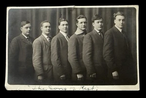 "LOS HIJOS DEL DESCANSO" DIVERSIÓN 1910a RPPC LÍNEA DE HOMBRES con CAPÍTULO ID'D AZO - Imagen 1 de 4