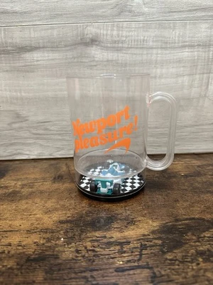 Taza de colección de tabaco - NEWPORT Pleasure - con coche de carreras en el interior Foto 1 de 4