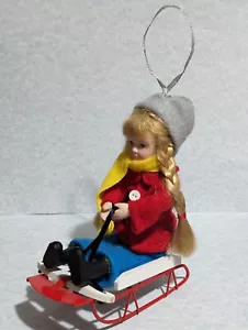 Weihnachten Mädchen mit Schlitten Schneeschlitten LRG Baumschmuck Porzellan Gesicht blonde Zöpfe - Bild 1 von 9
