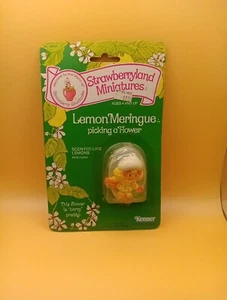 VINTAGE STRAWBERRY SHORTCAKE MINIATURES LEMON MERINGUE PICKING A FLOWER PVC NEW - Picture 1 of 10