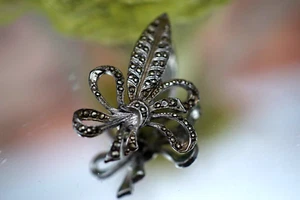 Vintage Silver Tone Metal Marcasite Leaf Ribbon Brooch Pin 1950' - Picture 1 of 9