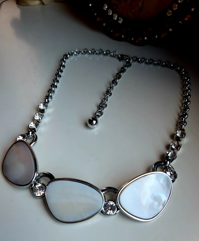 Statement Collier mit Funkelnden Strass & Perlmutt°. - Bild 1 von 3