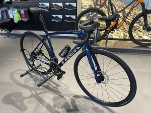 Bici corsa Domane AL 2 Disc Trek Blue Tg 54 Nuova Alluminio 22v 10,55 kg - Foto 1 di 7