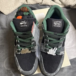 ✅ Nike SB Dunk Low x THERE Skateboard Nuove Tg 9 HF7743-001 Spedizione Veloce - Foto 1 di 10