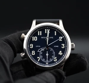 Patek Phillipe Calatrava Pilot Travel Time 5524G Weißgold blaues Zifferblatt Box Papier - Bild 1 von 12