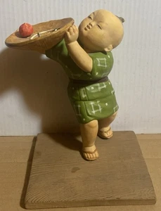 "Muñeco de arcilla japonés Hakata niño con bandeja de frutas en base de exhibición de madera 7,5""H x 4,5""W" - Imagen 1 de 24