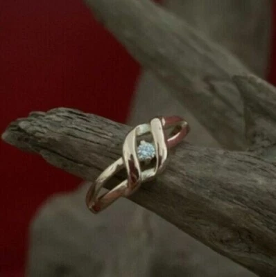 14K 镀玫瑰金 1 克拉圆形切割模拟钻石单颗订婚戒指 — 第 1/2 张图片