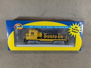 Locomotora Athearn 89902 Santa Fe CF7 cabina angular #2605 Warbonnet Genesis - Imagen 1 de 14