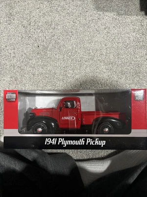 Camioneta pickup Crown Premiums Lennox 1941 Plymouth, roja y negra 1/24 nueva en caja Foto 1 de 2