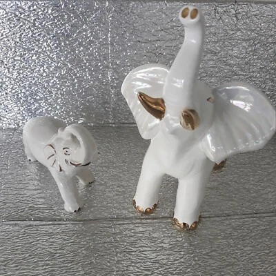Lote de 2 estatuillas de buena suerte baúl levantado de cerámica de oro blanco de colección Foto 1 de 4