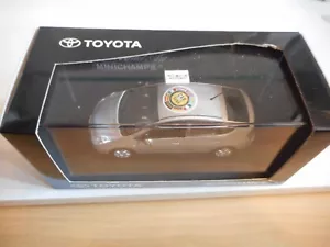 Minichamps Toyota Prius "Car of the Year 2005" in grau auf 1:43 in Box - Bild 1 von 2
