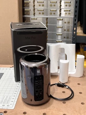 Mac Pro 2013 (500GB SSD, 8-Core Xeon E5, 3.0GHz, 64GB RAM D500) Box - Image 1 of 4