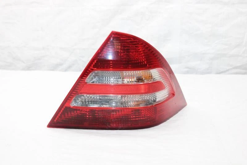 2005 MERCEDES C55 W203 SEDAN #295 RIGHT TAIL LIGHT - Image 1 of 4