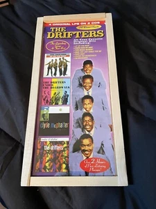 The Drifters Legendary Group At Their Best - 2 CD Set =4 LPS - Box Set Wood Case - Foto 1 di 3