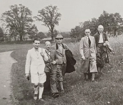 Fünf Männer Freunde wandern Knickerbocker Hose Shorzs Kniestrümpfe Feldweg Foto - Bild 1 von 3