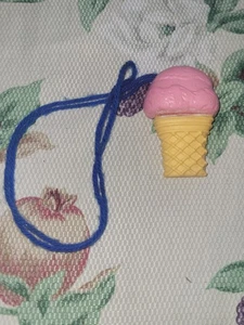 Vintage 1970s Avon ICE CREAM PARLOUR Strawberry CONE Lipgloss Compact USED - Bild 1 von 4