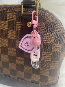 Rosa Herz Taschenanhänger Schlüsselring Anhänger Schlüsselanhänger Handtasche Anhänger Glocke Y2K Neu - Bild 1 von 2