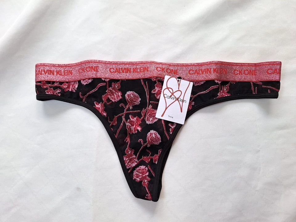 Calcinha Tanga Calvin Klein Signature Rosa Brilhante Bling Brief, Biquíni QF6682-001 - Imagem 1 de 1