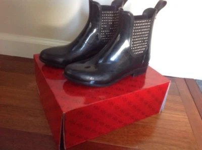 Botas de lluvia bajas Guess talla 5 M negras para mujer con tachuelas laterales (Rekha) Foto 1 de 4