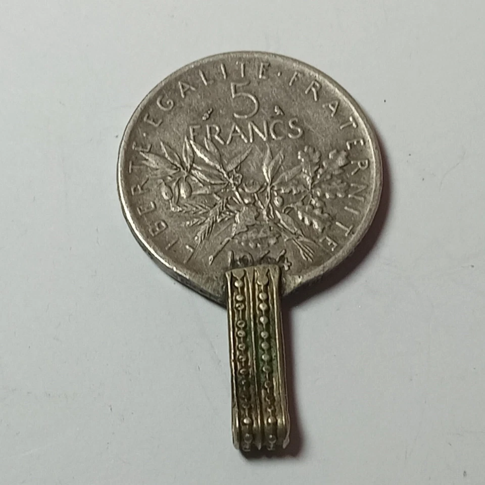 Un colgante antiguo único hecho de una moneda de plata antigua de Francia de 1964 Foto 1 de 4