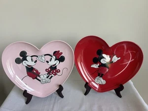 Set Of 2 Pottery Barn Kids Disney Mickey Minnie Heart Plates Melamine Valentine - Picture 1 of 10