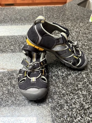 Туристические водонепроницаемые сандалии Keen Seacamp II CNX для мальчиков девочек больших детей 1 цвет черный унисекс - Изображение 1 из 4