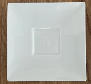 NESPRESSO Set bestehend aus 2 Untertellern viereckig weiß Logo Tassen 11cmx11cm - Bild 1 von 5