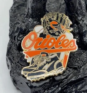 Vintage 1995 MLB Baltimore Orioles Pin w/Oriole Bird & Baseball Cleats - Picture 1 of 2