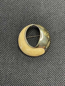 Vintage Brooch Pin NAPIER O Circle Pearlized Enamel Yellow Gold Tone Signed Used - Picture 1 of 5