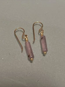 "Impresionantes pendientes cilíndricos de lepidolita púrpura hechos a mano + rellenos de oro de 14K de 1""" - Imagen 1 de 5