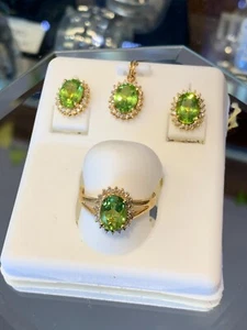 Set of Green Peridot [earrings, ring, pendant] 14kt white gold [Set of Jewellery - Picture 1 of 11