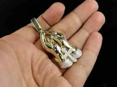 Colgante con dije de mano de oración de diamantes creado en laboratorio enchapado en oro amarillo de 14 quilates de 1 quilate para hombre Foto 1 de 4