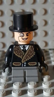 LEGO sh096 Penguin Super Heroes Minifigure Fur Collar - Image 1 of 4