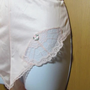 La Tendresse neu aus altem Lagerbestand hellrosa Nylon + Spitze Fächereinsatz Höschen Größe Medium - Bild 1 von 6