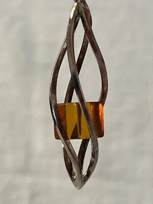 Minimalistic twisted tornado sterling square amber caged pendant with bail 925 Foto 1 de 4