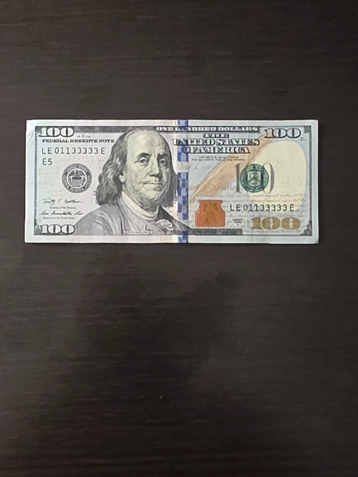 2009 $100 fancy serial number trinary LE01133333E with 5 in row 3s and of 1s - Image 1 of 2
