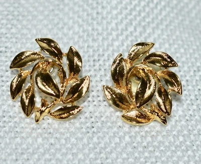 Винтажные золотистые серьги NAPIER с закрученными листьями диаметром 7/8 дюйма - Изображение 1 из 4
