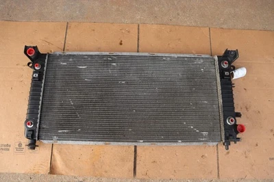 2015-2016 CHEVY/GMC SUBURBAN 1500 5.3L ENGINE COOLING RADIATOR OEM Foto 1 de 4