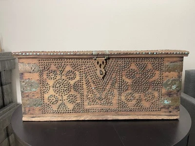 Antiguo cofre Zanzíbar del siglo XIX - dote/merchan de latón forjado a mano con tachuelas Foto 1 de 4