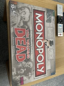 Hasbro Monopoly: The Walking Dead Survival - Picture 1 of 2